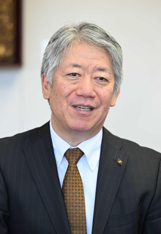 将来展望などを語る川崎重工業の橋本康彦社長＝神戸市中央区東川崎町１（撮影・斎藤雅志）