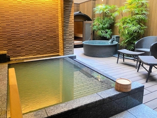 貸し切りの「露天風呂付きプライベートサウナ」＝神戸市東灘区向洋町中２