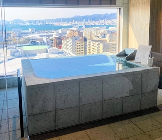 神戸港と街並みを一望できる「クラブコーナービューバスツイン」＝神戸市東灘区向洋町中２