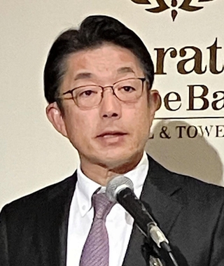 神戸ベイシェラトンホテル＆タワーズの改装について会見するホテルニューアワジの木下学社長＝神戸市東灘区向洋町中２