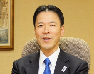 海外ビジネス展開や店舗について話すみなと銀行の持丸秀樹社長＝神戸市中央区三宮町２