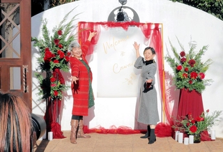 心ときめく服を身にまとい、記念撮影でポーズを決める参加者ら＝神戸市中央区北野町１、旧クルペ邸