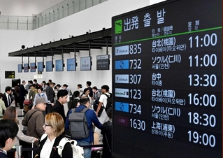 多くの人でにぎわう神戸空港第２ターミナルビルのロビー＝４月１８日、神戸市中央区