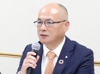 記者会見する住友ゴム工業の新社長に内定した国安恭彰取締役常務執行役員（同社提供）