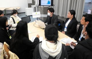 交流を深める企業の人事担当者らと外国人留学生＝神戸市西区、流通科学大（みなと銀行提供）