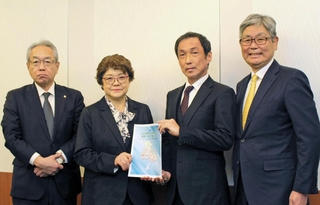 兵庫県と神戸市への提言書を取りまとめた神戸経済同友会の種橋伯子・提言特別委員長（中央左）とメンバーら＝神戸市中央区港島中町６