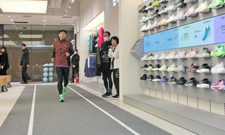 店内に設置されたトラック。走って履き心地を確認できる＝大阪市北区、アシックスグランフロント大阪