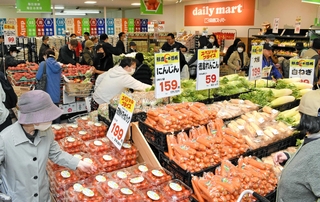 エイチ・ツー・オーリテイリングがオープンした県内初の低価格業態店＝１１月２０日、神戸市兵庫区水木通７、関西スーパーデイリーマート大開店