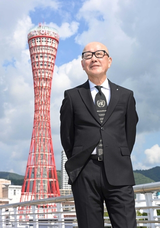 ポートタワーを背に神戸の町を眺める矢崎和彦社長＝神戸市中央区波止場町（撮影・大田将之）