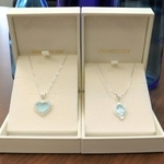 日本酒の廃棄瓶に銀線細工を施したアクセサリー＝大阪市北区中之島６、インドネシア総領事館