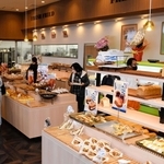 神戸物産が開いた「カフェベーカリーブンブン姫路新在家店」＝姫路市新在家２