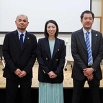 本年度の阪神地域ワーク・ライフ・バランスシンポジウムで講演した筆者（中央）＝１１月５日、尼崎市