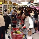 買い物客でにぎわう「オーケー垂水小束山店」＝神戸市垂水区小束山本町４