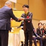 「あましんグリーンプレミアム」の最優秀賞を受け取るイエローダックの中山繁生さん（中央）＝尼崎市昭和通２