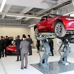 完成した実習場を見学する関係者。マツダの「ロードスター」が並ぶ＝神戸市兵庫区北逆瀬川町