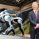 ４本脚で山道なども走れる未来のモビリティ「コルレオ」の模型と川崎重工業の橋本康彦社長＝東京都内