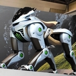 ４本脚で山道なども走れる未来のモビリティ「コルレオ」の模型＝東京都内