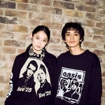 神戸阪急で販売するオアシス公式ツアーグッズの着用例（神戸阪急提供）