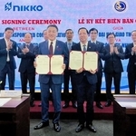 ベトナム交通運輸大学と覚書を交わした日工の辻勝会長（手前左）＝ベトナム・ハノイ（日工提供）