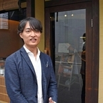 オープン１０周年を迎えた「京都祇園あのん本店」の前に立つサザエ食品の戸島陽平社長＝京都市東山区