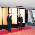 社長就任式に出席した（左から）矢崎和彦社長の父又次郎さん、矢崎社長、兄の勝彦さん＝１９８７年、大阪市内（フェリシモ提供）