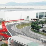 神戸空港の第１、第２ターミナルビルを結ぶ歩道。赤い図は設置される屋根をイメージしている（神戸市提供）