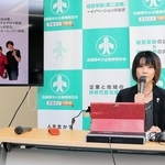 スキンケアクリームの開発などについて発表するｍｕｎｉの溝端ちあき社長＝神戸市中央区御幸通６