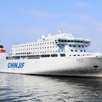 旅客輸送を中断した国際貨客フェリー「鑑真号」＝７月、神戸港