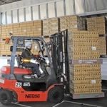 自動運転トラックに詰め込まれる「ネスカフェ　ゴールドブレンド」＝姫路市香寺町犬飼、ネスレ日本姫路工場