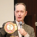 講演するハロルド・ジョージ・メイ氏＝神戸市中央区波止場町、神戸メリケンパークオリエンタルホテル