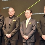 住友ゴム工業の山本悟社長（右から２人目）と、欧米で「ダンロップ」ブランドの事業展開を進める販売会社社長ら＝東京都内