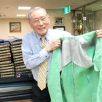 新作の超軽量ジャケットの内側を見せる柴田音吉さん＝神戸市中央区元町通４、柴田音吉洋服店