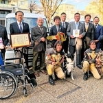 福祉巡回車などを寄贈した生命保険協会兵庫県協会の役員ら＝神戸市中央区