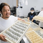 中高生たちに届けるおにぎりを持つ原智宏さん（手前左）ら＝丹波篠山市味間奥、アグリヘルシーファーム