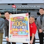 「ｄ払い」を活用したキャンペーンに取り組む南京町商店街振興組合の安達正一理事長（右から２人目）ら＝神戸市中央区新港町