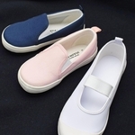 「＃靴デコ選手権」の対象となる上履き（右端）と「キッズスリッポン」＝神戸市内