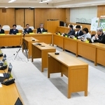 特定外来生物対策本部会議であいさつをする斎藤元彦知事（右端）＝兵庫県庁