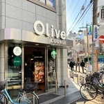 銀行サービスとカフェ、シェアオフィスを併設した「オリーブラウンジ」の塚口店＝尼崎市塚口町１