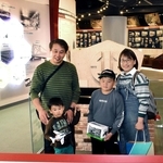 ４００万人目の入館者となった青葉大輝さん（右から２人目）ら＝神戸市中央区波止場町