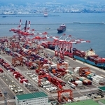 神戸港のコンテナ岸壁＝神戸市中央区、ポートアイランド２期