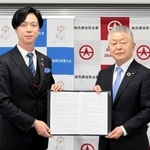 包括的連携協定を結んだ兵庫県行政書士会の本田圭会長（左）と、西兵庫信用金庫の桑垣喜一理事長＝神戸市中央区東川崎町１
