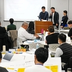 防災の課題を解決するアイデアを発表する参加者ら＝神戸市中央区栄町通３