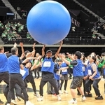 大玉送りなどで盛り上がったアシックスの社内運動会＝神戸市中央区新港町、ジーライオンアリーナ神戸