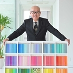 看板商品「５００色の色えんぴつ」と矢崎和彦社長。「世界中のしあわせの情景」から着想を得て、「晴れ渡るタスマンの海の色」など１本１本に色名が付いている＝神戸市中央区新港町（撮影・大田将之）