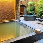 貸し切りの「露天風呂付きプライベートサウナ」＝神戸市東灘区向洋町中２