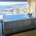 神戸港と街並みを一望できる「クラブコーナービューバスツイン」＝神戸市東灘区向洋町中２