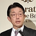 神戸ベイシェラトンホテル＆タワーズの改装について会見するホテルニューアワジの木下学社長＝神戸市東灘区向洋町中２