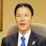 海外ビジネス展開や店舗について話すみなと銀行の持丸秀樹社長＝神戸市中央区三宮町２