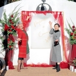 心ときめく服を身にまとい、記念撮影でポーズを決める参加者ら＝神戸市中央区北野町１、旧クルペ邸