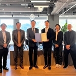 合意書を交わしたＵＤインパクトのキム・ジョンホン最高経営責任者（ＣＥＯ、中央右）と神戸新聞地域総研の稲川勉所長（同左）＝神戸市中央区加納町４